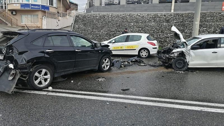 В Сочи водитель BMW устроил ДТП с тремя автомобилями и одним пострадавшим