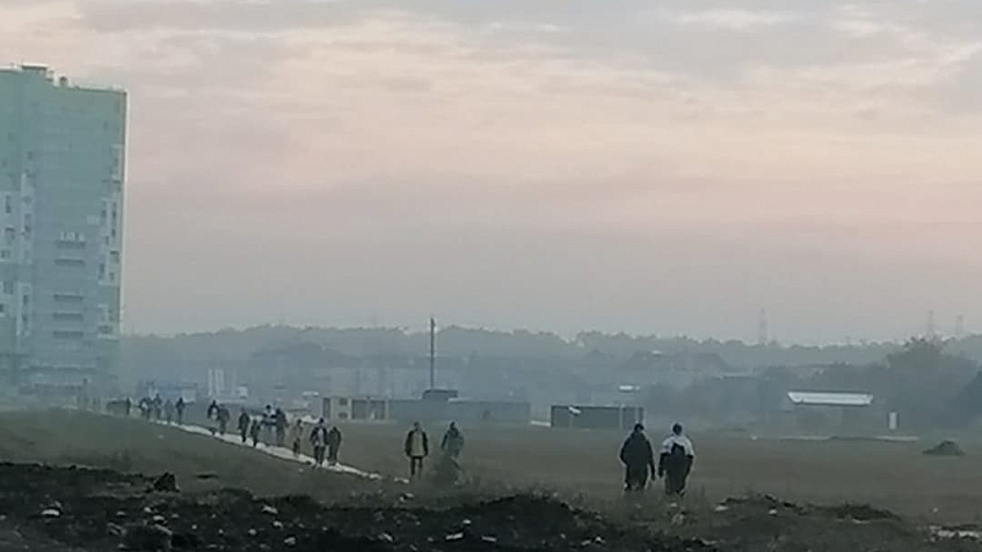 Жители краснодарского поселка Плодородный вынуждены идти пешком более 2 км до остановки общественного транспорта 