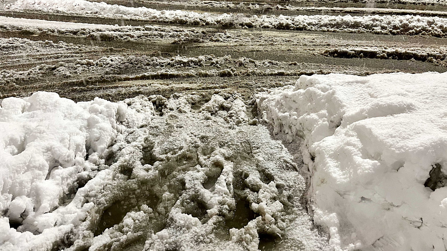 Огромные сугробы и ледяные тропы: жители Краснодара жалуются на «отвратительную» очистку городских улиц от снега