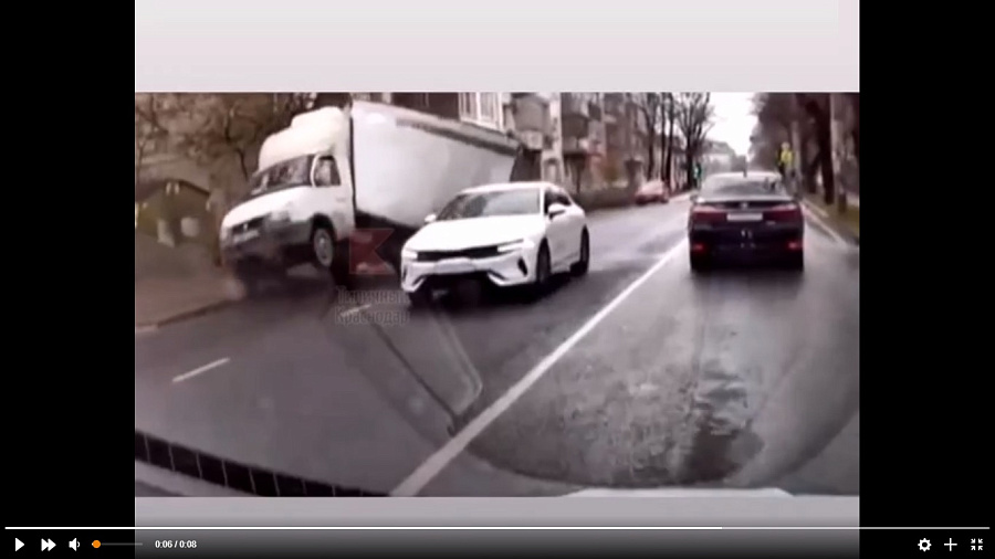 В Краснодаре сняли на видео, как грузовику оторвало кузов при столкновении с деревом