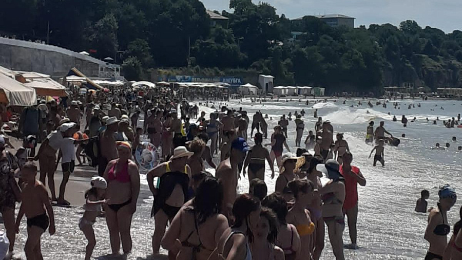 «Пляж забит под завязку». Туристы заполонили небольшой курортный поселок в Краснодарском крае