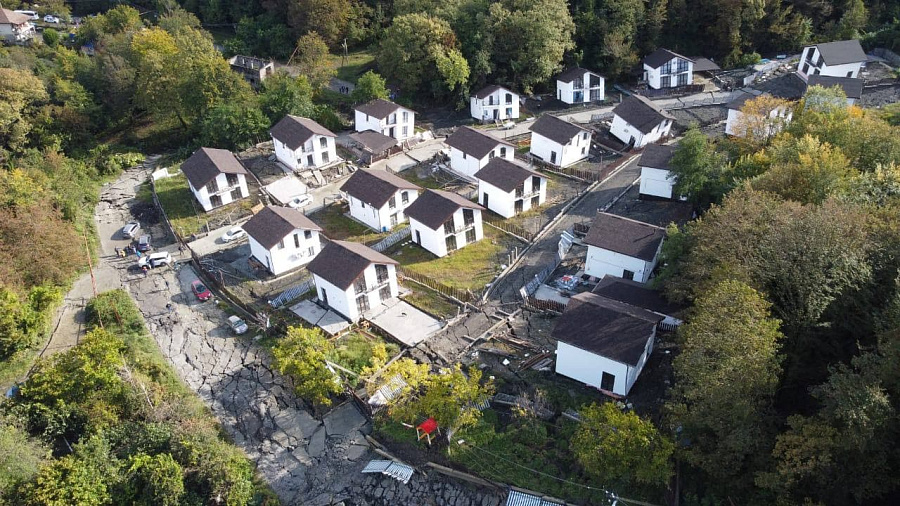 Последствия разрушительного схода оползня на коттеджный поселок в Сочи сняли с высоты