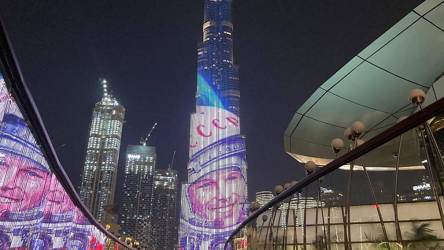 На самом высоком в мире здании показали проекцию с портретом Юрия Гагарина