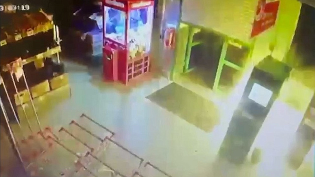 В Краснодарском крае грабители пытались взорвать банкомат в магазине и попали на видео