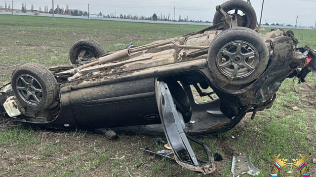 В Кореновском районе иномарка врезалась в знак и опрокинулась в поле, двое человек погибли 