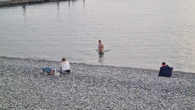 Лето в ноябре: пляжи Сочи заполнили отдыхающие в купальниках