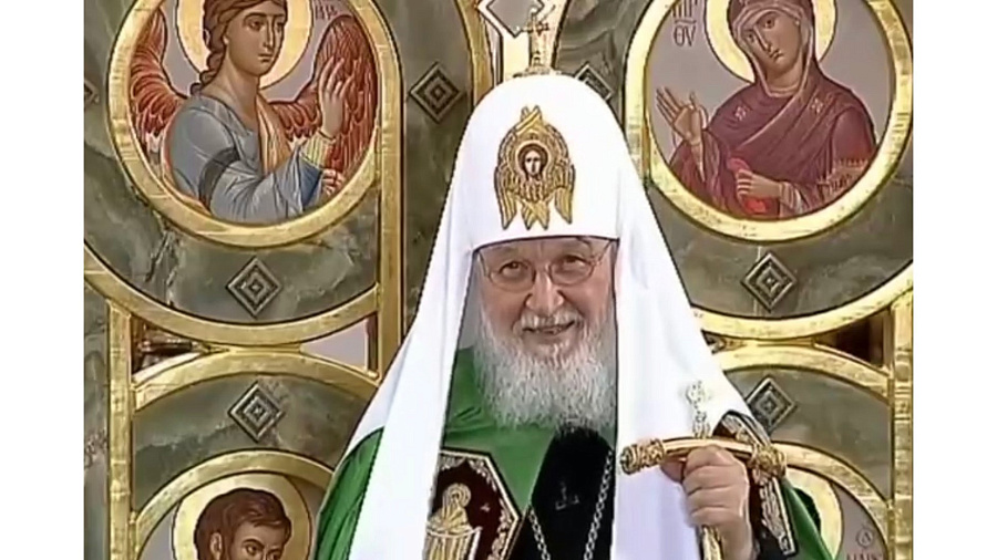 «Просто пол прекрасный, блестящий и гладкий»: патриарх Кирилл прокомментировал падение во время освящения храма в Новороссийске