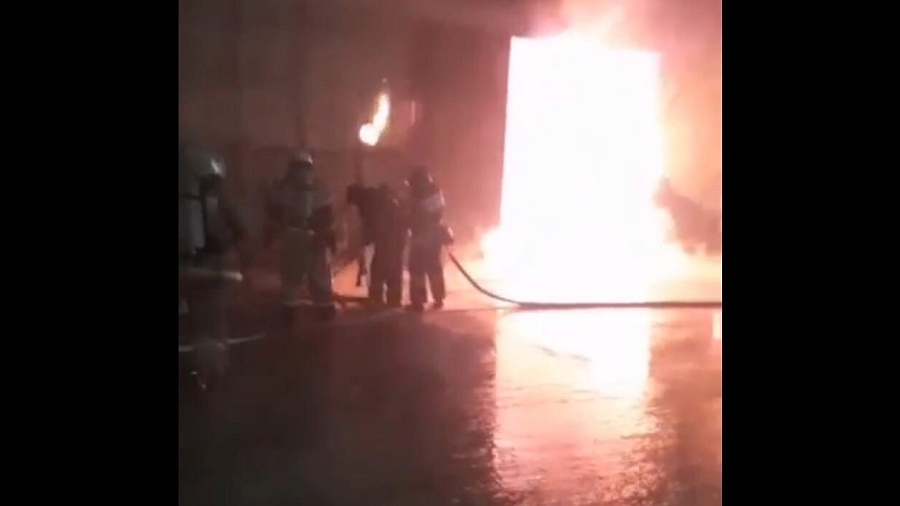 В Анапе огонь охватил складские помещения на площади 600 квадратных метров. Видео