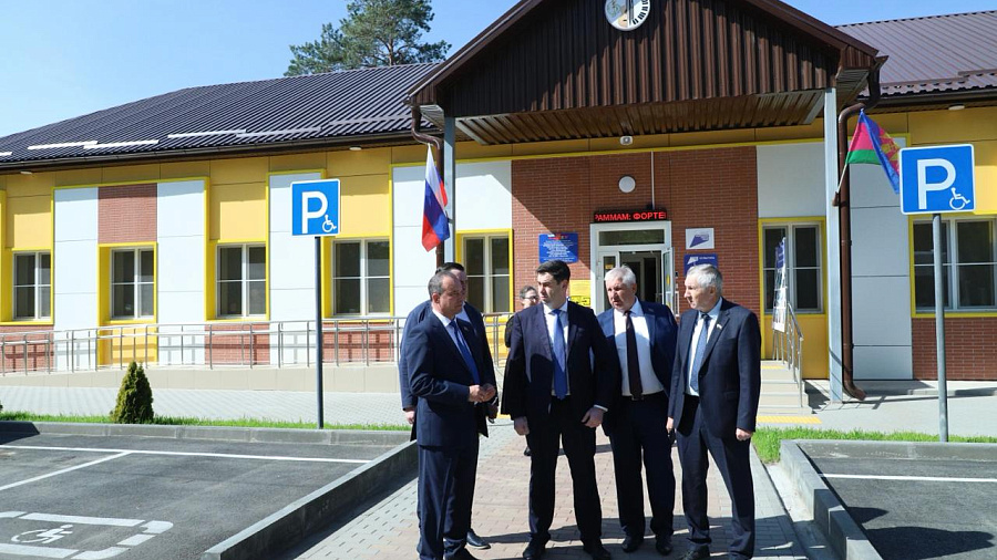 Председатель ЗСК Юрий Бурлачко посетил Усть-Лабинск и оценил темпы развития социальной сферы района