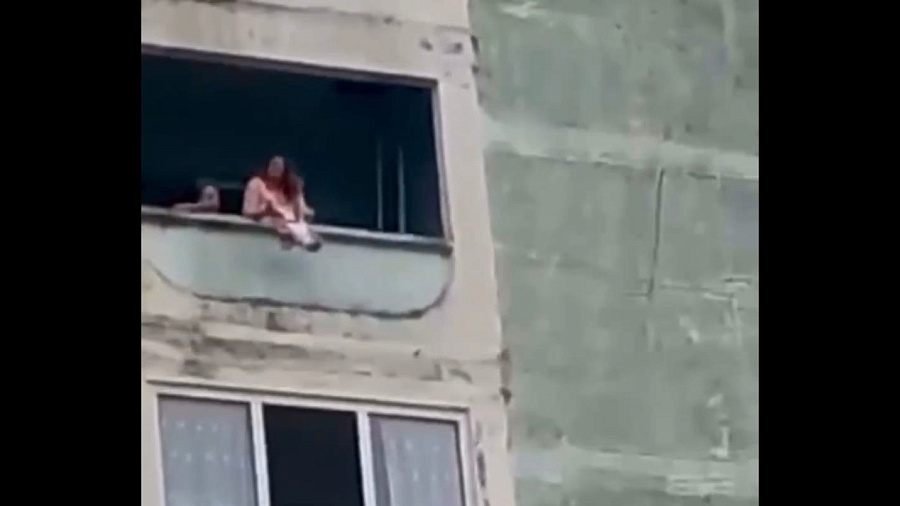В прокуратуре Кубани сообщили, что жительнице Туапсинского района, размахивавшей младенцем с балкона 7-го этажа, диагностирован психоз с подозрением на шизофрению
