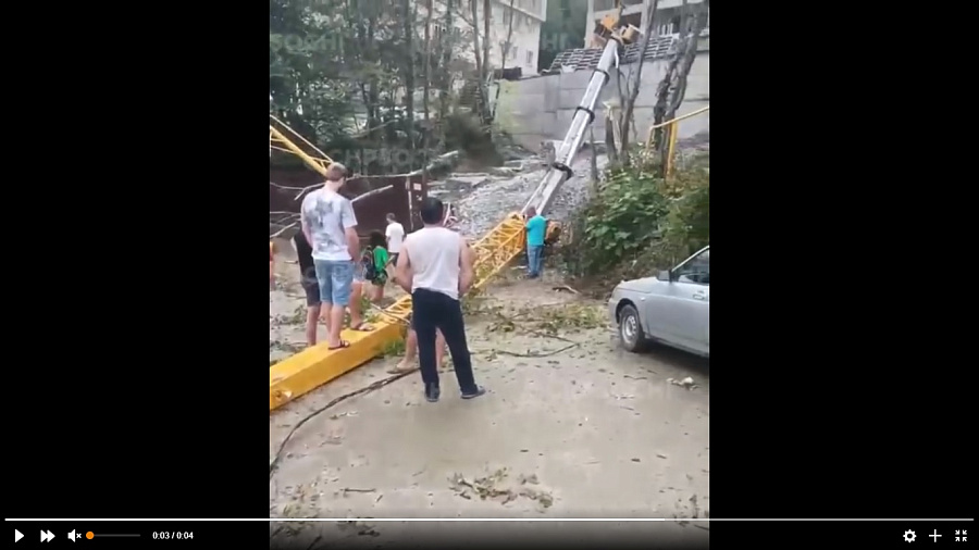 Опубликовано видео с места падения строительного башенного крана в Сочи