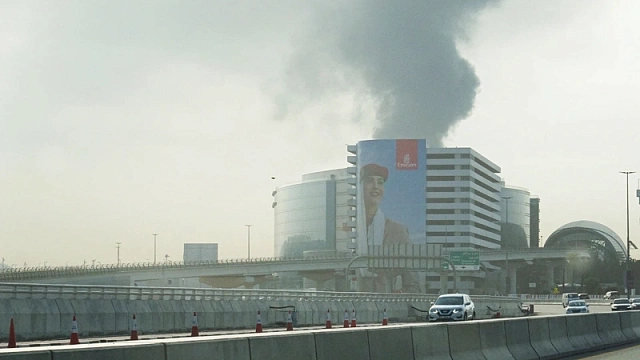 Топливный резервуар в районе аэропорта Дубая вспыхнул огнем после инцидента с БПЛА 