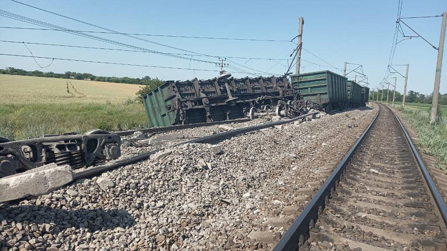 В Краснодарском крае при движении поезда с рельсов сошли 9 вагонов с углем