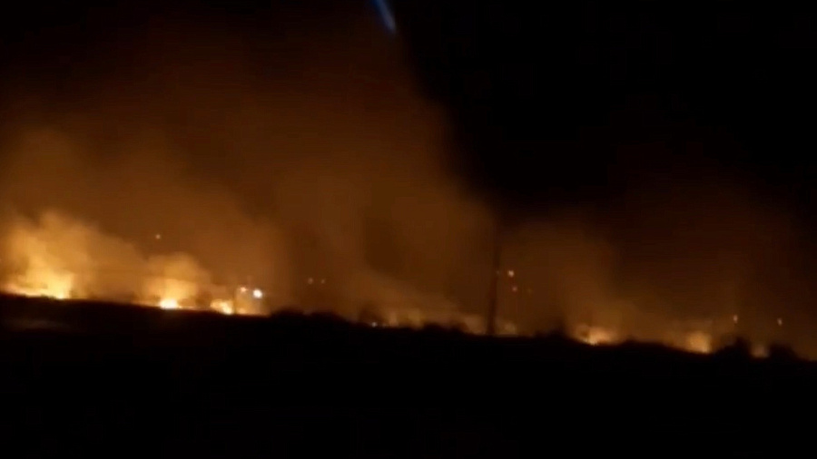 В Анапе ночью пожарные потушили масштабное возгорание камыша 