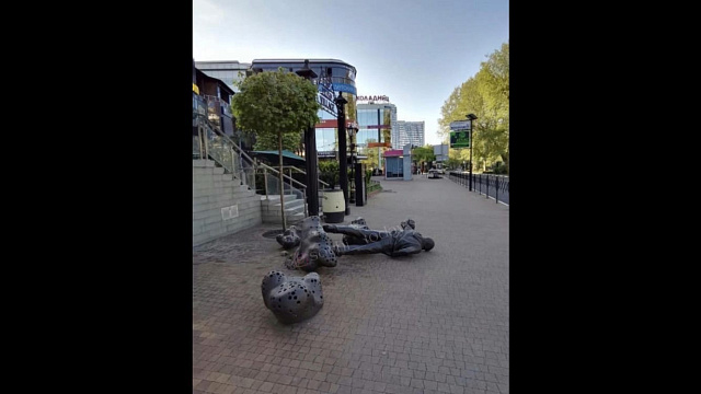 В центре Сочи обрушилась бронзовая скульптура «Рыжего» из «Иванушек International»