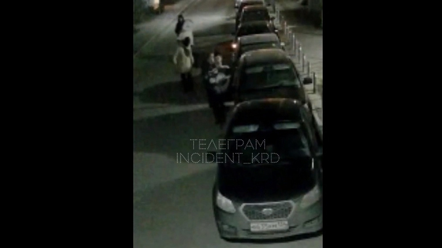 Камера сняла, как компания подростков крушит припаркованные машины в Краснодаре