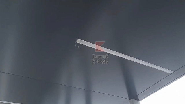 В Краснодаре новая трамвайная остановка в Музыкальном микрорайоне протекла под дождем сразу после открытия