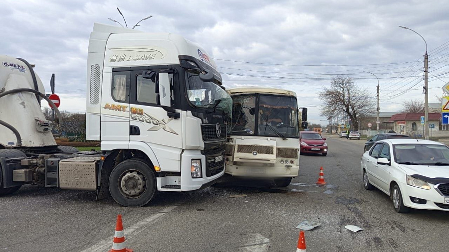 В Белореченском районе фура врезалась в пассажирский автобус