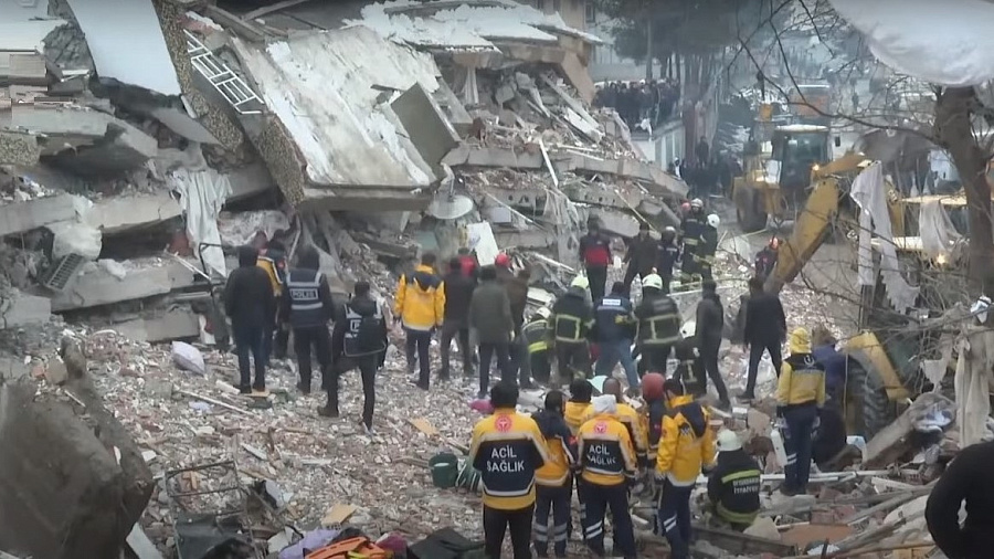 Мощное землетрясение унесло сотни жизней и разрушило десятки зданий на территориях Турции и Сирии