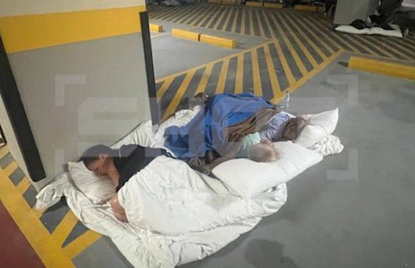 В ОАЭ россиян и других туристов выгоняют из отелей, приходится спать на парковках 