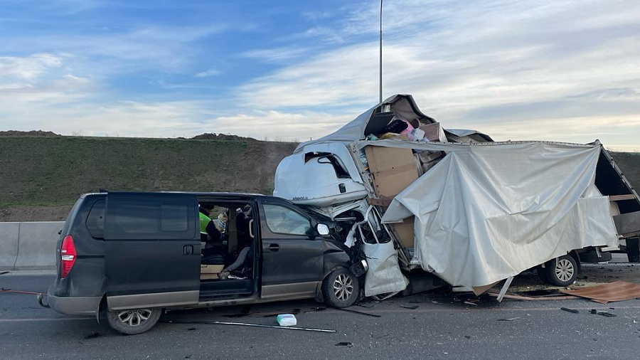 Стали известны подробности смертельного ДТП с фургоном на трассе «Новороссийск — Керчь»