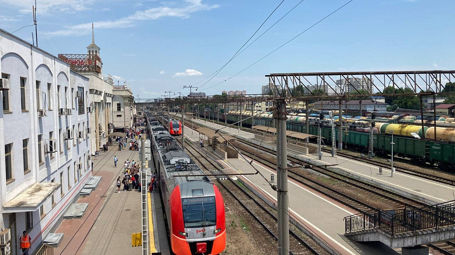 В Адлер, Новороссийск и Анапу в ноябрьские праздники пустят дополнительные поезда