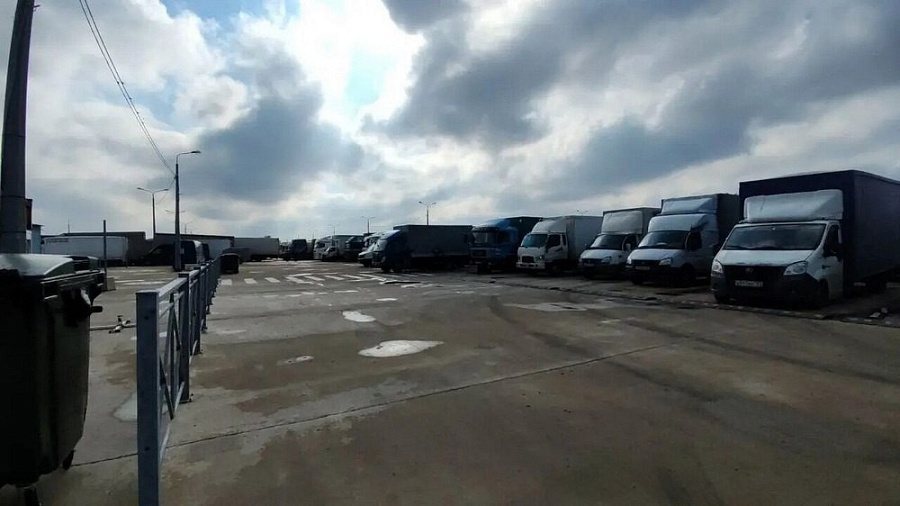На Кубани в очереди на Керченскую паромную переправу стоит почти 300 автомобилей
