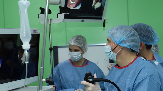 В Краснодаре хирурги удалили пациенту огромную опухоль в толстой кишке