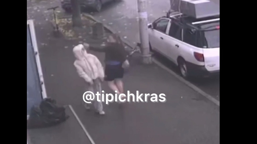 В центре Краснодара незнакомка дала наотмашь пощечину девочке в момент селфи