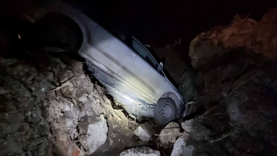 В Анапе ночью в канал провалились два автомобиля