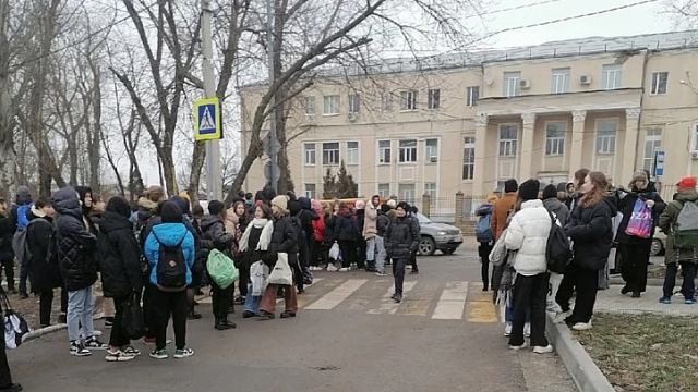 В Ростовской области неизвестные «заминировали» 137 школ и разослали письма с угрозой залить город кровью