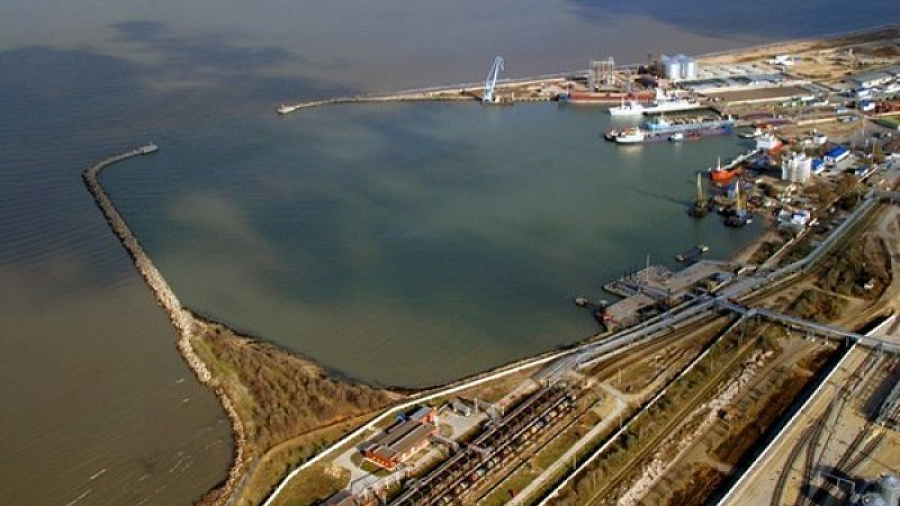 В Краснодарском крае в порту Тамань произошел разлив мазута в Черное море
