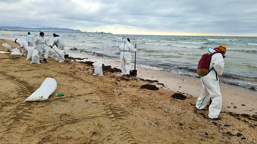 В Анапе девять волонтеров, убирающих мазут, попали в больницу