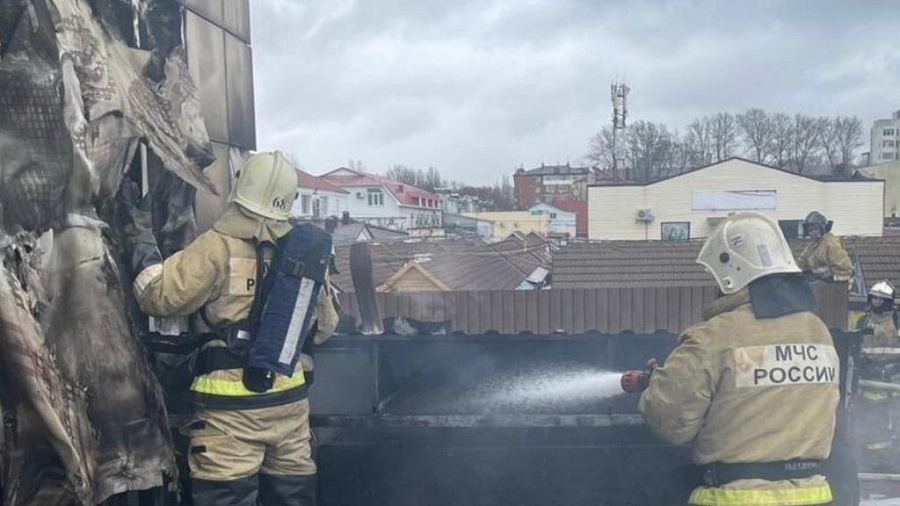 В центре Анапы произошел пожар в гостинице, спасатели эвакуировали 17 человек