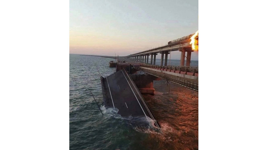 Движение машин и поездов ограничено. На Крымском мосту рано утром взорвался грузовой автомобиль