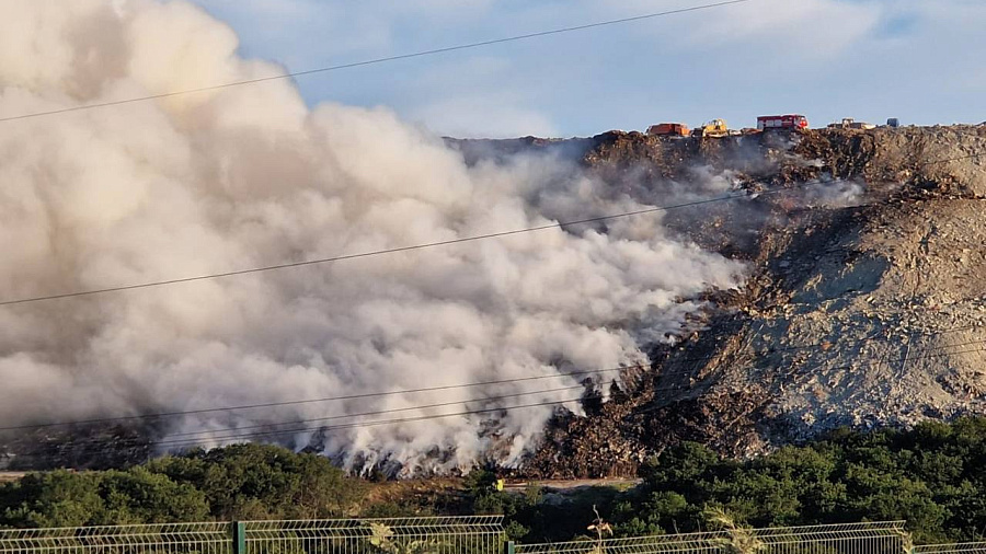 Крупный пожар на мусорном полигоне в Новороссийске сняли на видео