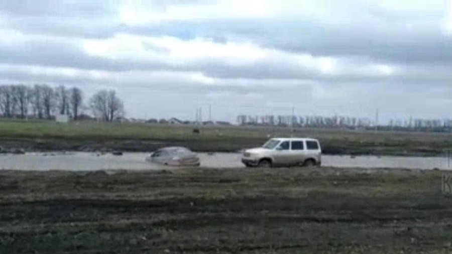 В Краснодарском крае рядом с федеральной трассой «М-4» в гигантской луже утонула машина. Видео