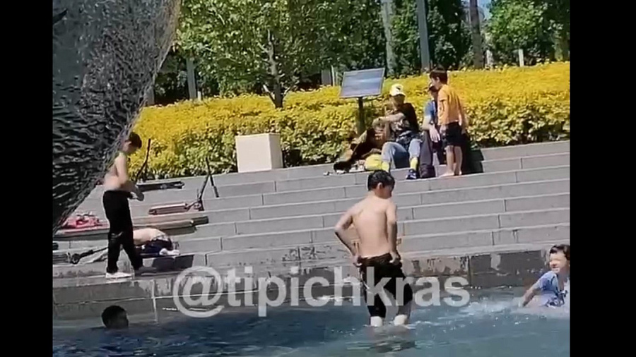 В Краснодаре в парке Галицкого купающиеся в фонтанах дети возмутили горожан