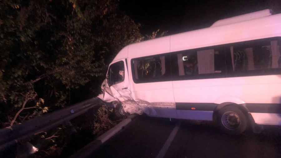 В Сочи при столкновении «девятки» и микроавтобуса погибли 2 человека, 7 пассажиров пострадали