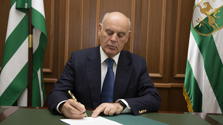Президент Абхазии Аслан Бжания подписал указы о признании ДНР и ЛНР 
