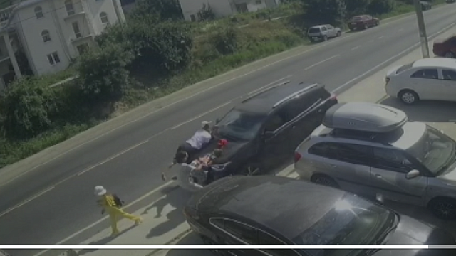 Уснувший водитель вылетел на тротуар и сбил 6 пешеходов в курортном поселке Сукко. Видео