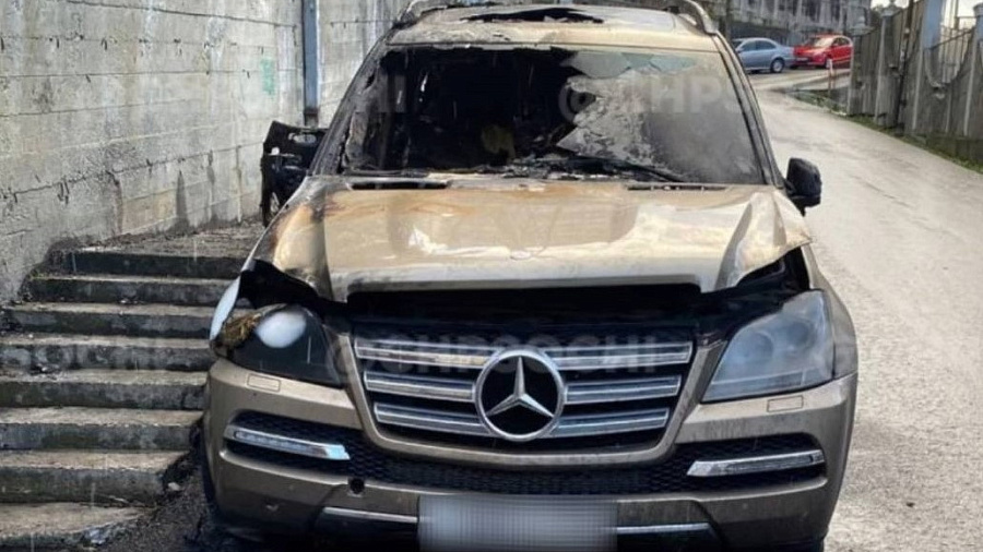 В Сочи ночью сгорел припаркованный «Mercedes» 