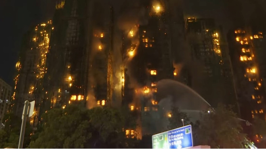 Пожар в высотках Гонконга унес жизни 44 человек, сотни пропали без вести