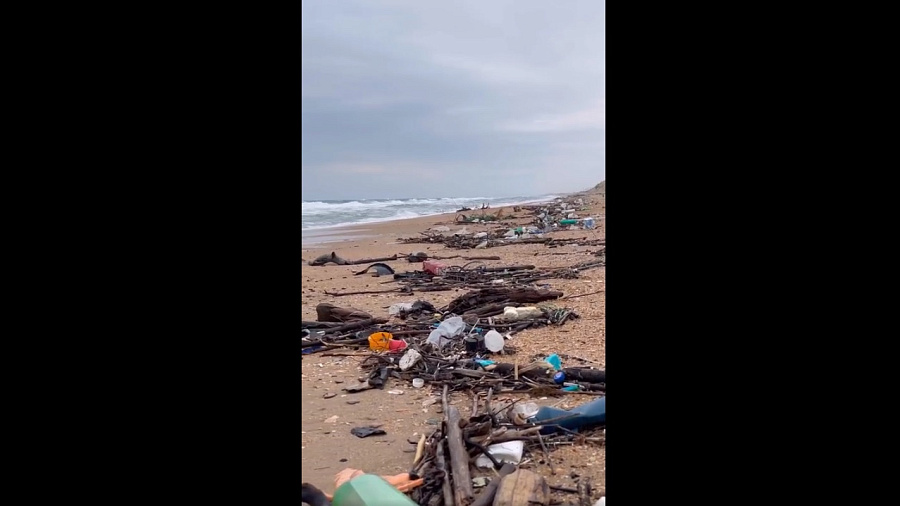 Заваленные мусором пляжи в Анапе попали на видео
