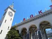 Туристы меняют самолеты на поезда из-за сбоев в аэропорту Сочи 