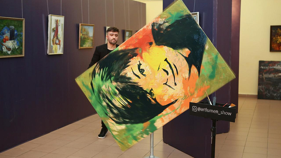 В Новороссийске работает выставка Алексея Апиша «Прелесть обыденностей»