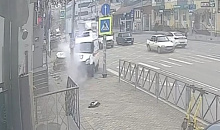 В Краснодаре сняли на видео, как скорая попала в жесткое ДТП