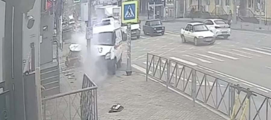 В Краснодаре сняли на видео, как скорая попала в жесткое ДТП
