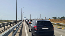 Со стороны Кубани у Крымского моста ждут своей очереди почти 900 машин
