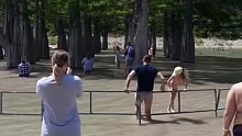 Видео с туристами, вытаптывающими корни знаменитых кипарисов в озере под Анапой, возмутило пользователей Сети